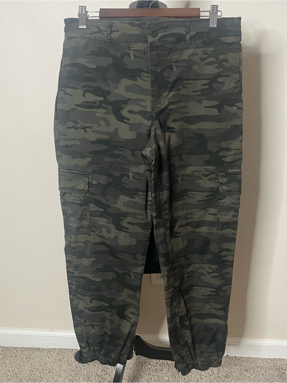 Sanctuary Women’s Green Camo Mid Rise Elastic Cuff Cargo Pants Sz L